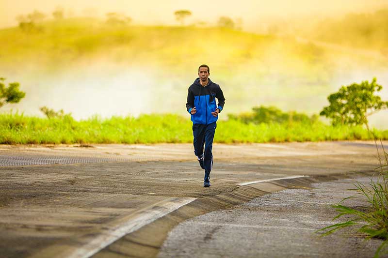 Homme en train de courir avec des vêtements en polyester